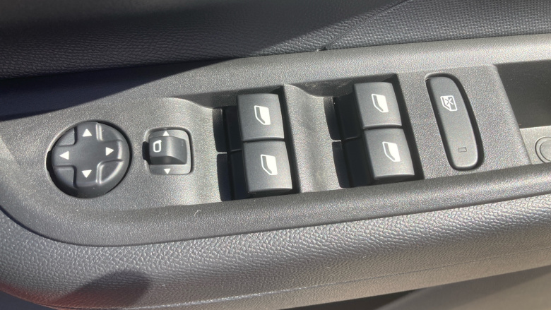 Vauxhall Frontera 83kW Design 44kWh 5dr Auto Electric Estate